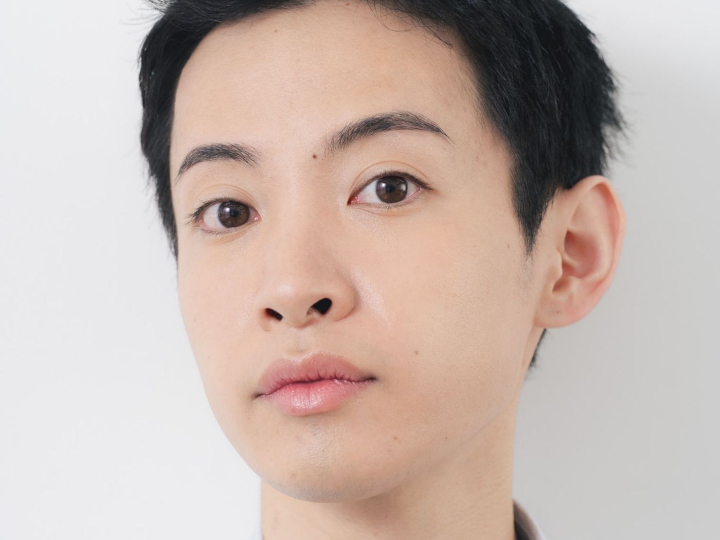 眉を整えた男性（HBL のイメージ）