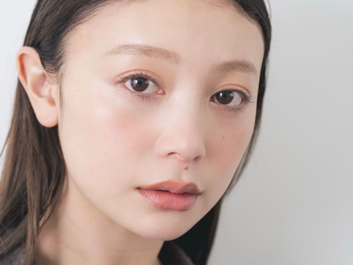 眉を整えた女性（HBL のイメージ）